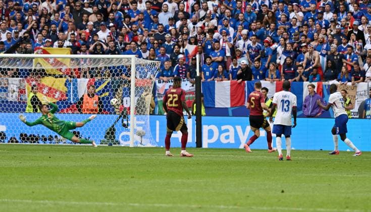 Randal Kolo Muani (Frankreich), re., erzielt gegen Torwart Koen Casteels (Belgien) das 1:0 Siegtor, Jan Vertonghen (Belgien) fälscht den Ball ab 01.07.2024, Fussball Europameisterschaft 2024, Achtelfinale Frankreich - Belgien Düsseldorf Nordrhein Westfalen Deutschland