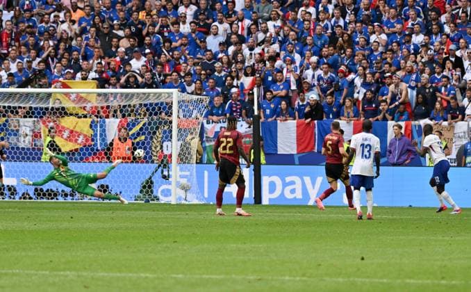Randal Kolo Muani (Frankreich), re., erzielt gegen Torwart Koen Casteels (Belgien) das 1:0 Siegtor, Jan Vertonghen (Belgien) fälscht den Ball ab 01.07.2024, Fussball Europameisterschaft 2024, Achtelfinale Frankreich - Belgien Düsseldorf Nordrhein Westfalen Deutschland