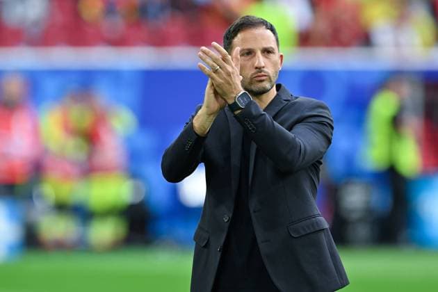 Sport Bilder des Tages 240701 EURO2024 FRANCE VS BELGIUM Head Coach Domenico Tedesco of Belgium thanking the fans and supporters after losing a soccer game between the national teams of France, called les Bleus and Belgium, called the Red Devils in a round of 16 knock out game of the UEFA EURO, EM, Europameisterschaft,Fussball 2024 tournament , on Monday 1 July 2024 in Dusseldorf , Germany . photo sportpix David Catry Dusseldorf GERMANY  Copyright: xx 471667