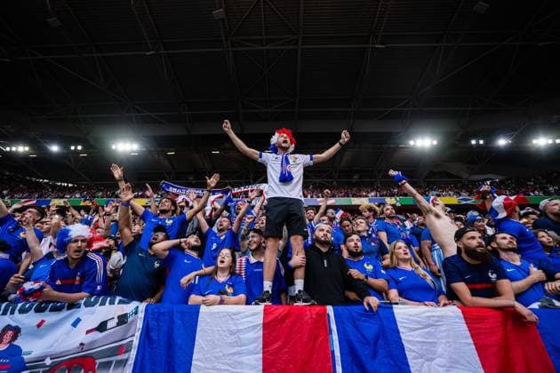 240701 Supporters of France celebrate after the UEFA EURO, EM, Europameisterschaft,Fussball 2024 Football Championship round of 16 match between France and Belgium on July 1, 2024 in Dusseldorf. Photo: Mathias Bergeld BILDBYRAN kod MB MB0941 fotboll football soccer fotball fotbolls-em europamästerskap em uefa euro uefa european football championship euro 2024 frankrike france belgien belgium bbeng round of 16 attondelsfinal crowd audience celebrate jubel Copyright: MATHIASxBERGELD BB240701MB096