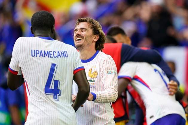 GER: France v Belgium. UEFA EURO, EM, Europameisterschaft,Fussball 2024 Dayot Upamecano and Antonie Griezmann of France celebrating the Randal Kolo Muani™s goal during the UEFA Euro 2024 match between France and Belgium, Round of 16, played at Dusseldorf Arena on July 1, 2024 in Düsseldorf, Germany. kpng Copyright: xSergioxRuizx xPRESSINPHOTOx PS_240701_FRA_BEL_915