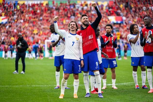 240701 Antoine Griezmann and Olivier Giroud of France celebrate after the UEFA EURO, EM, Europameisterschaft,Fussball 2024 Football Championship round of 16 match between France and Belgium on July 1, 2024 in Dusseldorf. Photo: Mathias Bergeld BILDBYRAN kod MB MB0941 fotboll football soccer fotball fotbolls-em europamästerskap em uefa euro uefa european football championship euro 2024 frankrike france belgien belgium bbeng round of 16 attondelsfinal celebrate jubel Copyright: MATHIASxBERGELD BB240701MB098