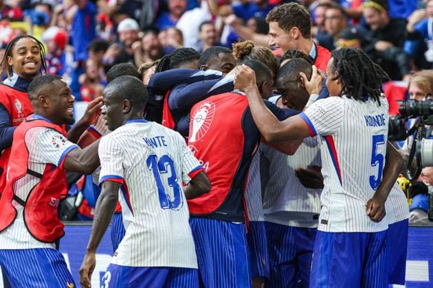 EM 2024: Frankreich - Belgien am 01.07.2024 in der Arena Düsseldorf in Duesseldorf Jubel, Torjubel, Torschuetze, Torschütze Randal Kolo Muani (France 12) jubelt nach seinem Tor zum 1 zu 0 mit der Mannschaft