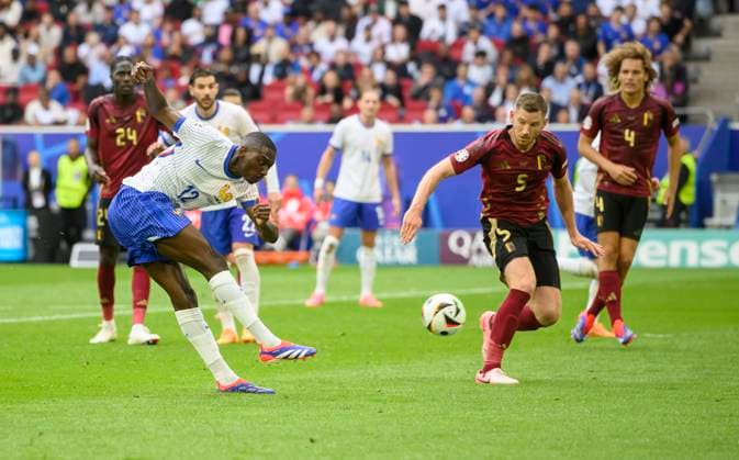Tor zum 1:0, Randal KOLO MUANI (FRA) schiesst Jan VERTONGHEN r. (BEL) lenkt den Ball ins eigene Tor, Eigentor, Aktion, Achtelfinale, Match M42, Frankreich (FRA) - Belgien (BEL) 1:0, am 01.07.2024 in Duesseldorf Deutschland. Fussball Europameisterschaft 2024 vom 14.06. - 14.07.2024 in Deutschland. Â