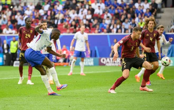 Tor zum 1:0, Randal KOLO MUANI (FRA) schiesst Jan VERTONGHEN r. (BEL) lenkt den Ball ins eigene Tor, Eigentor, Aktion, Achtelfinale, Match M42, Frankreich (FRA) - Belgien (BEL) 1:0, am 01.07.2024 in Duesseldorf Deutschland. Fussball Europameisterschaft 2024 vom 14.06. - 14.07.2024 in Deutschland. Â