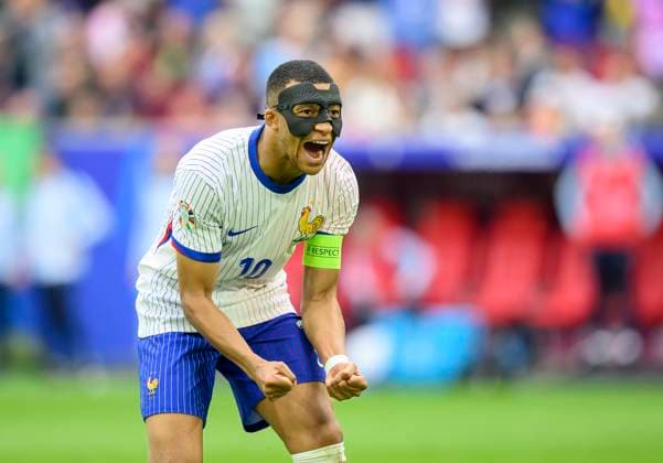 Jubel Kylian MBAPPE (FRA) nach dem Tor zum 1:0, mit Maske, Gesichtsmaske, Achtelfinale, Match M42, Frankreich (FRA) - Belgien (BEL) 1:0, am 01.07.2024 in Duesseldorf Deutschland. Fussball Europameisterschaft 2024 vom 14.06. - 14.07.2024 in Deutschland. Â