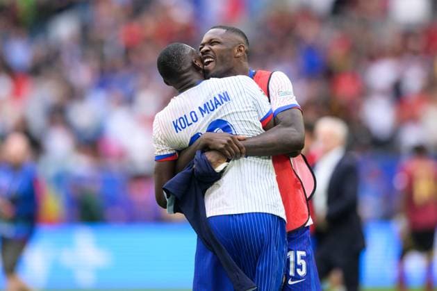 Fußball, UEFA EURO, EM, Europameisterschaft,Fussball 2024 Achtelfinale, 20240701, Frankreich, Belgien. Im Bild Randal KOLO MUANI (Frankreich, 12) und Marcus THURAM (Frankreich, 15) Umarmung bejubeln feiern Sieg Schlussjubel. Düsseldorf Düsseldorf Arena Nordrhein-Westfalen Deutschland Copyright: Passion2Press MarkusxFischerx