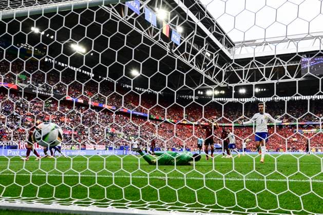Tor zum 1:0 durch Eigentor Jan Vertonghen 5 (Belgien), Frankreich vs. Belgien, Fussball, UEFA EURO, EM, Europameisterschaft,Fussball 2024, Achtelfinale, 01.07.2024 Düsseldorf Nordrhein-Westfalen Deutschland