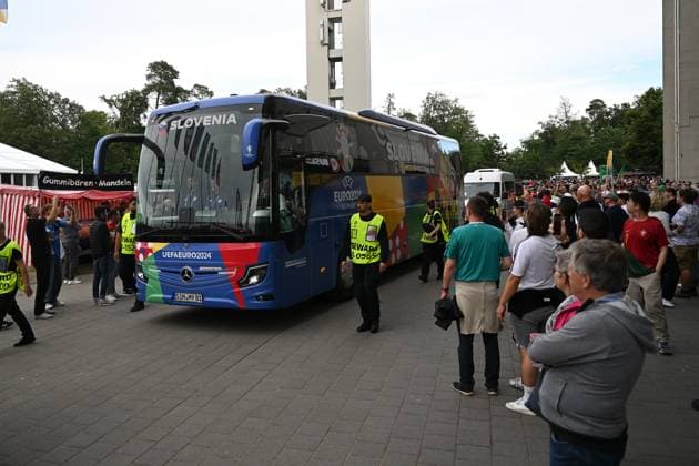 01.07.2024, xjhx, Fussball EM 2024 1 8 Finale, Portugal - Slowenien emspor, v.l. Der Mannschaftsbus von Slowenien (DFL DFB REGULATIONS PROHIBIT ANY USE OF PHOTOGRAPHS as IMAGE SEQUENCES and or QUASI-VIDEO) Frankfurt am Main