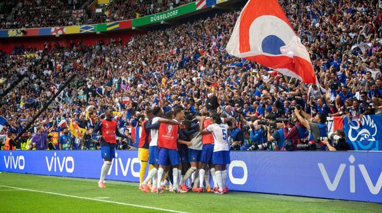 Sport Bilder des Tages Fussball, Herren, Saison 2023 24, Euro 2024 (Achtelfinale) in Düsseldorf, Frankreich - Belgien, Frankreich bei den Fans, Jubel nach Tor zum 1:0, 01.07. 2024, Copyright: xSebastianxRäppold MatthiasxKochx