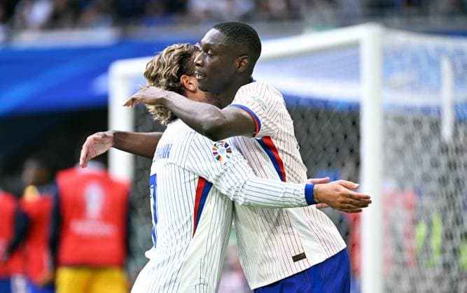 Fussball, Europameisterschaft, EURO 2024, Achtelfinale, Merkur Spiel-Arena Düsseldorf: Frankreich Belgien 1:0; Jubel Randal Kolo Muani (FRA) nach seinem Tor zum 1:0, zusammen mit Antoine Griezmann (FRA). Jubel, Freude, Aktion.