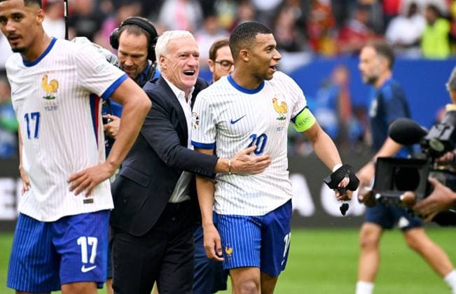 Fussball, Europameisterschaft, EURO 2024, Achtelfinale, Merkur Spiel-Arena Düsseldorf: Frankreich Belgien 1:0; Kylian Mbappe (FRA) und Nationaltrainer Didier Deschamps (FRA) nach Spielende. Jubel, Freude, Aktion.