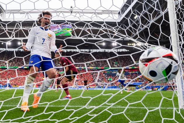 240701 Antoine Griezmann of France celebrates after 1-0 during the UEFA EURO, EM, Europameisterschaft,Fussball 2024 Football Championship round of 16 match between France and Belgium on July 1, 2024 in Dusseldorf. Photo: Mathias Bergeld BILDBYRAN kod MB MB0941 fotboll football soccer fotball fotbolls-em europamästerskap em uefa euro uefa european football championship euro 2024 frankrike france belgien belgium bbeng round of 16 attondelsfinal celebrate jubel Copyright: MATHIASxBERGELD BB240701MB106