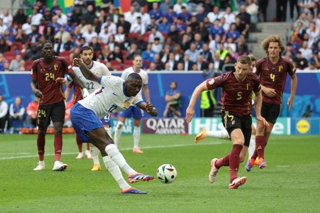 Sport Bilder des Tages Dusseldorf, Germany, 1st July 2024. Randal Kolo Muani of France shoots goalwards with his effort defelcting off Jan Vertonghen of Belgium to give the side a late 1-0 lead during the UEFA European Championships Round of 16 match at Dusseldorf Arena, Dusseldorf. Picture credit should read: Jonathan Moscrop Sportimage EDITORIAL USE ONLY. No use with unauthorised audio, video, data, fixture lists, club league logos or live services. Online in-match use limited to 120 images, no video emulation. No use in betting, games or single club league player publications. SPI-3210-0002