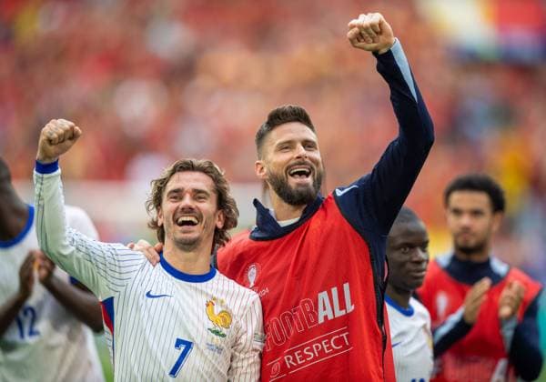 Fussball, Herren, Saison 2023 24, Euro 2024 (Achtelfinale) in Düsseldorf, Frankreich - Belgien, v.l. Antoine Griezmann (Frankreich), Olivier Giroud (Frankreich), Jubel nach dem Abpfiff, 01.07. 2024, Copyright: xSebastianxRäppold MatthiasxKochx