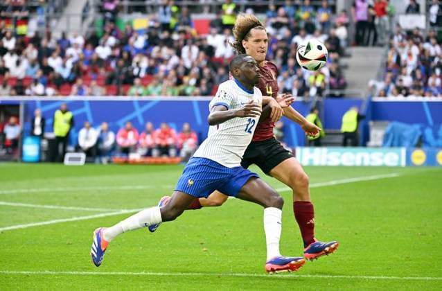 Fussball, Europameisterschaft, EURO 2024, Achtelfinale, Merkur Spiel-Arena Düsseldorf: Frankreich Belgien 1:0; Randal Kolo Muani (FRA), Wout Faes (BEL). Aktion