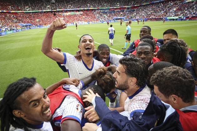 Joie des joueurs de France apres le but de 12 Kolo Muani Randal KOLO MUANI Forward (FRA FOOTBALL : France vs Belgique- Euro 2024 round of 16 - Dusseldorf Arena - 01-07-2024 ElyxandroCegarra Panoramic 
