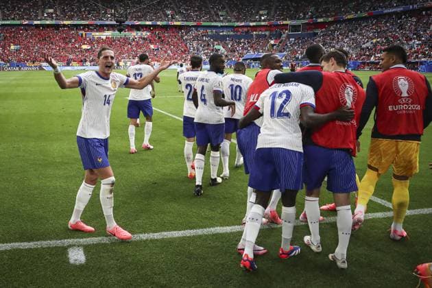 Joie des joueurs de France apres le but de 12 Kolo Muani Randal KOLO MUANI Forward (FRA FOOTBALL : France vs Belgique- Euro 2024 round of 16 - Dusseldorf Arena - 01-07-2024 ElyxandroCegarra Panoramic 