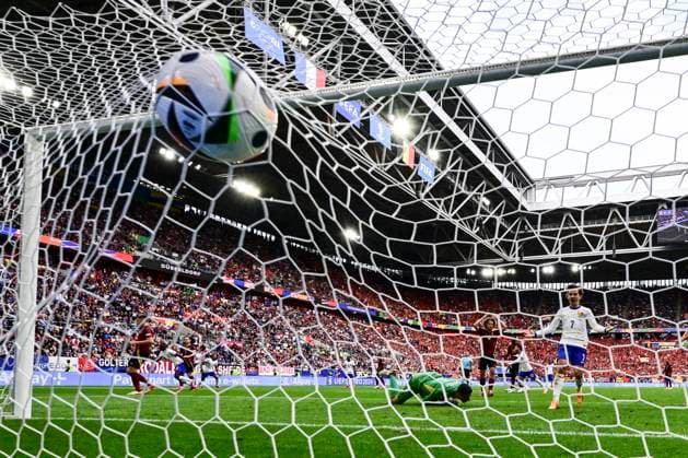 Tor zum 1:0 durch Eigentor Jan Vertonghen 5 (Belgien), Frankreich vs. Belgien, Fussball, UEFA EURO, EM, Europameisterschaft,Fussball 2024, Achtelfinale, 01.07.2024 Düsseldorf Nordrhein-Westfalen Deutschland