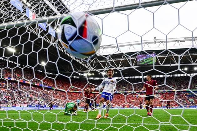 Sport Bilder des Tages Tor zum 1:0 durch Eigentor Jan Vertonghen 5 (Belgien), Frankreich vs. Belgien, Fussball, UEFA EURO, EM, Europameisterschaft,Fussball 2024, Achtelfinale, 01.07.2024 Düsseldorf Nordrhein-Westfalen Deutschland