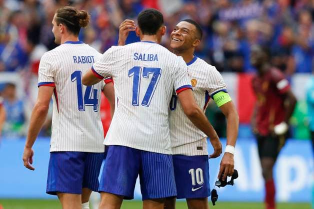 Sport Bilder des Tages France v Belgium UEFA EURO, EM, Europameisterschaft,Fussball 2024 Round of 16 Kylian MbappÃ of France celebrates victory who William Saliba of France at the end of during the UEFA Euro 2024 Round of 16 match between France and Belgium at Merkur Spiel-Arena, Düsseldorf UK Newspapers OUT Copyright: xPaulxChestertonx FIL-20313-0076