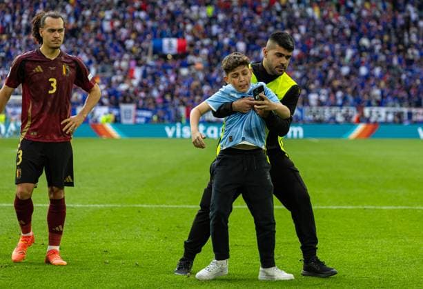 Football - UEFA EURO, EM, Europameisterschaft,Fussball 2024 - Round of 16 - France v Belgium DÜSSELDORF, GERMANY - Monday, July 1, 2024: A Belgium supporter is manhandled by a steward after running onto the pitch, as Belgium players stand by, after the UEFA Euro 2024 Round of 16 match between France and Belgium at the Düsseldorf Arena. France won 1-0. (Photo by David Rawcliffe Propaganda) DÜSSELDORF Düsseldorf Arena NORTH RHINE-WESTPHALIA GERMANY  Copyright: xDavidxRawcliffex P2024-07-01-France_Belgium-57
