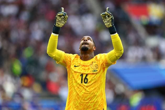 France v Belgium 1 July 2024, Dusseldorf - UEFA EUROs - Round of 16 - France v Belgium - France goalkeeper Mike Maignan celebrates their first goal - Photo: Charlotte Wilson Offside. Dusseldorf Germany Copyright: xCharlottexWilsonx xOffsidexOffside