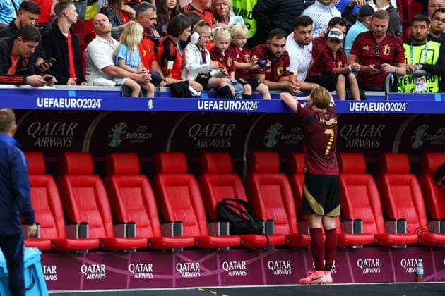 Sport Bilder des Tages France v Belgium 1 July 2024, Dusseldorf - UEFA EUROs - Round of 16 - France v Belgium - Kevin De Bruyne of Belgium talks to his children - Photo: Charlotte Wilson Offside. Dusseldorf Germany Copyright: xCharlottexWilsonx xOffsidexOffside