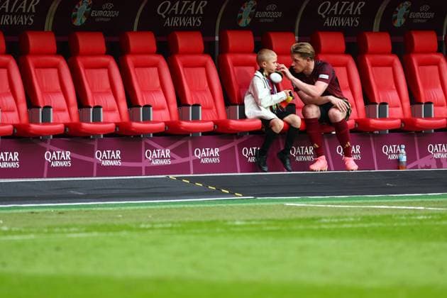 France v Belgium 1 July 2024, Dusseldorf - UEFA EUROs - Round of 16 - France v Belgium - Kevin De Bruyne of Belgium talks to his children - Photo: Charlotte Wilson Offside. Dusseldorf Germany Copyright: xCharlottexWilsonx xOffsidexOffside