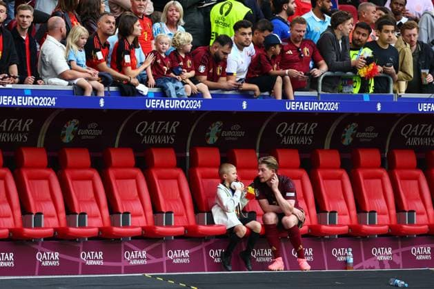France v Belgium 1 July 2024, Dusseldorf - UEFA EUROs - Round of 16 - France v Belgium - Kevin De Bruyne of Belgium talks to his children - Photo: Charlotte Wilson Offside. Dusseldorf Germany Copyright: xCharlottexWilsonx xOffsidexOffside