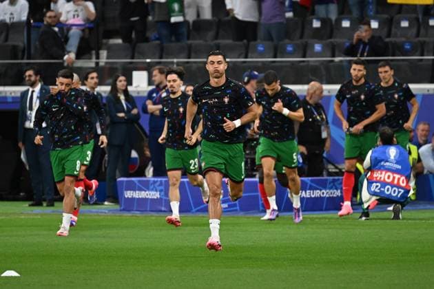 01.07.2024, xjhx, Fussball EM 2024 1 8 Finale, Portugal - Slowenien emspor, v.l. Warmup warm up Aufwärmen aufwärmen vor dem Spiel Cristiano Ronaldo (Portugal) (DFL DFB REGULATIONS PROHIBIT ANY USE OF PHOTOGRAPHS as IMAGE SEQUENCES and or QUASI-VIDEO) Frankfurt am Main