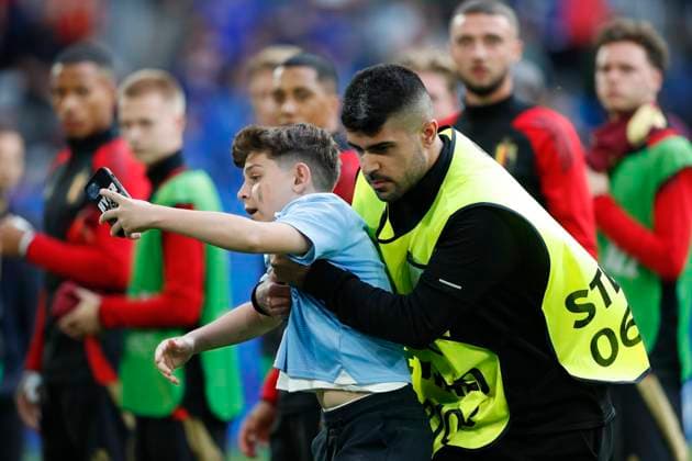 France v Belgium UEFA EURO, EM, Europameisterschaft,Fussball 2024 Round of 16 A second young fan tries to get a photo with his heroes but is not so lucky and is caught by a steward before he can get to them at the end of during the UEFA Euro 2024 Round of 16 match between France and Belgium at Merkur Spiel-Arena, Düsseldorf UK Newspapers OUT Copyright: xPaulxChestertonx FIL-20313-0093