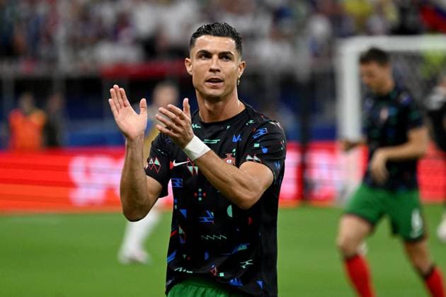 01.07.2024, xjhx, Fussball EM 2024 1 8 Finale, Portugal - Slowenien emspor, v.l. Warmup warm up Aufwärmen aufwärmen vor dem Spiel Cristiano Ronaldo (Portugal) (DFL DFB REGULATIONS PROHIBIT ANY USE OF PHOTOGRAPHS as IMAGE SEQUENCES and or QUASI-VIDEO) Frankfurt am Main