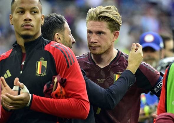 Belgium s head coach Domenico Tedesco and Belgium s Kevin De Bruyne pictured after a soccer game between France and Belgian national soccer team Red Devils, Monday 01 July 2024 in Dusseldorf, Germany, the Round of 16 game in the UEFA EURO, EM, Europameisterschaft,Fussball 2024 European championships. DIRKxWAEM  x95653206x