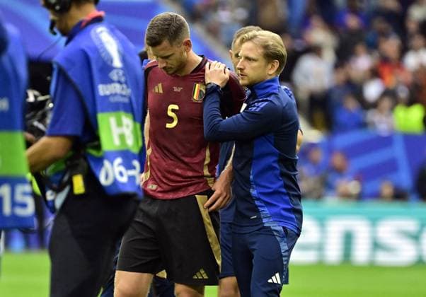 Belgium s Jan Vertonghen and Belgium s goalkeeper coach Erwin Lemmens pictured after a soccer game between France and Belgian national soccer team Red Devils, Monday 01 July 2024 in Dusseldorf, Germany, the Round of 16 game in the UEFA EURO, EM, Europameisterschaft,Fussball 2024 European championships. DIRKxWAEM  x95653468x