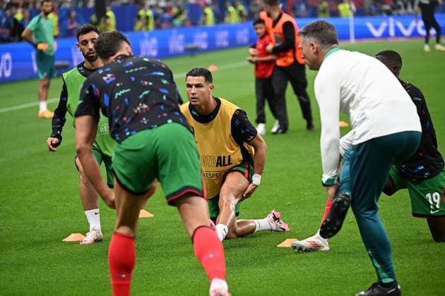 01.07.2024, xjhx, Fussball EM 2024 1 8 Finale, Portugal - Slowenien emspor, v.l. Warmup warm up Aufwärmen aufwärmen vor dem Spiel Cristiano Ronaldo (Portugal) (DFL DFB REGULATIONS PROHIBIT ANY USE OF PHOTOGRAPHS as IMAGE SEQUENCES and or QUASI-VIDEO) Frankfurt am Main
