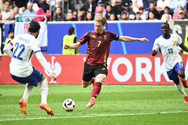 240701 EURO2024 FRANCE VS BELGIUM Kevin De Bruyne (7) of Belgium battles for the ball with Theo Hernandez (22) of France and NGolo Kante (13) of France during a soccer game between the national teams of France, called les Bleus and Belgium, called the Red Devils in a round of 16 knock out game of the UEFA EURO, EM, Europameisterschaft,Fussball 2024 tournament , on Monday 1 July 2024 in Dusseldorf , Germany . photo isosport Maarten Straetemans Dusseldorf GERMANY  Copyright: xx 471807