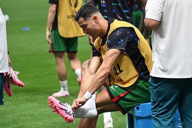 01.07.2024, xjhx, Fussball EM 2024 1 8 Finale, Portugal - Slowenien emspor, v.l. Warmup warm up Aufwärmen aufwärmen vor dem Spiel Cristiano Ronaldo (Portugal) wechselt die Schuhe (DFL DFB REGULATIONS PROHIBIT ANY USE OF PHOTOGRAPHS as IMAGE SEQUENCES and or QUASI-VIDEO) Frankfurt am Main