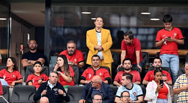 01.07.2024, xscotx, Fussball EM 2024 Achtelfinale, Portugal - Slowenien, emspor, v.l. Maria Dolores dos Santos Aveiro (Mutter Mama von Cristiano Ronaldo) im gelben Anzug Frankfurt am Main
