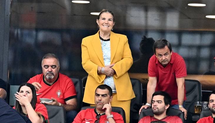 Sport Bilder des Tages 01.07.2024, xscotx, Fussball EM 2024 Achtelfinale, Portugal - Slowenien, emspor, v.l. Maria Dolores dos Santos Aveiro (Mutter Mama von Cristiano Ronaldo) im gelben Anzug Frankfurt am Main
