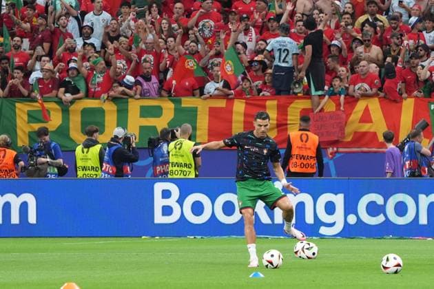 Ganz Portugal hofft auf Cristiano Ronaldo (Portugal, 07) - Frankfurt 01.07.2024: Portugal vs. Slowenien, EURO2024, M41 Achtelfinale, EM-Arena Frankfurt