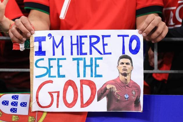 Sport Themen der Woche KW27 Sport Bilder des Tages Football - UEFA EURO, EM, Europameisterschaft,Fussball 2024 - Round of 16 - Portugal v Slovenia 1st July 2024 - UEFA EURO 2024 - Round of 16 - Portugal v Slovenia - A sign asking for the attention of Ronaldo - Photo: Simon Stacpoole Offside. Frankfurt Germany *** Fußball UEFA EURO 2024 Achtelfinale Portugal gegen Slowenien 1. Juli 2024 UEFA EURO 2024 Achtelfinale Portugal gegen Slowenien Ein Schild, das um die Aufmerksamkeit von Ronaldo bittet Foto Simon Stacpoole Abseits Frankfurt Deutschland  Copyright: xSimonxStacpoolexOffside