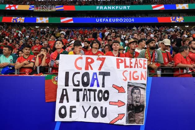 Football - UEFA EURO, EM, Europameisterschaft,Fussball 2024 - Round of 16 - Portugal v Slovenia 1st July 2024 - UEFA EURO 2024 - Round of 16 - Portugal v Slovenia - A sign asking for the attention of Ronaldo - Photo: Simon Stacpoole Offside. Frankfurt Germany Copyright: xSimonxStacpoolexOffside