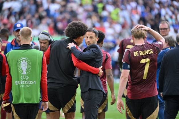 Trainer Domenico Tedesco (Belgien) nach dem Spiel mit Kevin De Bruyne (Belgien), re., und Axel Witsel (Belgien) 01.07.2024, Fussball Europameisterschaft 2024, Achtelfinale Frankreich - Belgien Düsseldorf Nordrhein Westfalen Deutschland