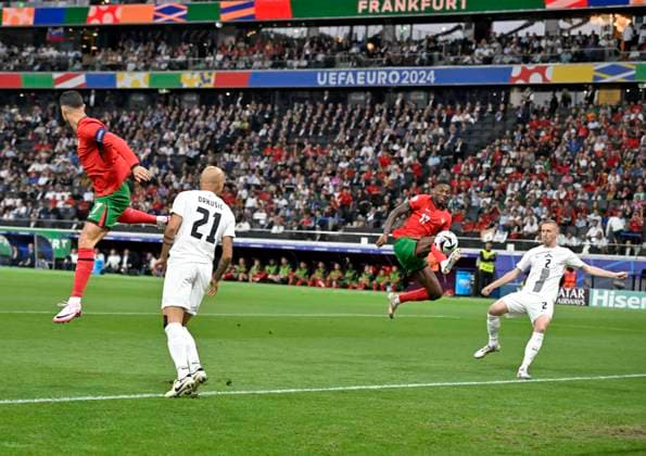 01.07.2024, Fussball UEFA EURO, EM, Europameisterschaft,Fussball 2024, Achtelfinale, Portugal - Slowenien, in der Frankfurt Arena Frankfurt am Main, Rafael Leao (Portugal) gegen Zan Karnicnik (Slowenien) v.l. Cristiano Ronaldo (Portugal), Vanja Drkusic (Slowenien) , Rafael Leao (Portugal) und Zan Karnicnik (Slowenien)