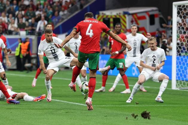 Frankfurt Arena Frankfurt am Main, UEFA EURO, EM, Europameisterschaft,Fussball 2024 Germany, Monday 1 Jul 2024 Round of 16, Portugal - Slovenia, Torschuss von Ruben Dias (Portugal) Copyright: JoaquimxFerreira