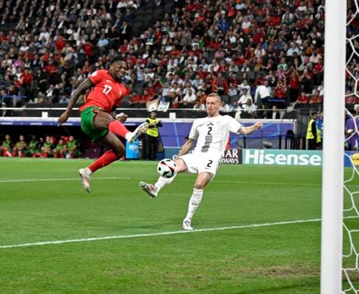 01.07.2024, Fussball UEFA EURO, EM, Europameisterschaft,Fussball 2024, Achtelfinale, Portugal - Slowenien, in der Frankfurt Arena Frankfurt am Main, Rafael Leao (Portugal) gegen Zan Karnicnik (Slowenien)