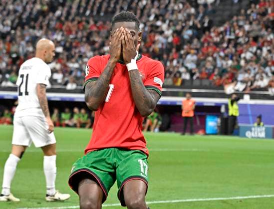 01.07.2024, Fussball UEFA EURO, EM, Europameisterschaft,Fussball 2024, Achtelfinale, Portugal - Slowenien, in der Frankfurt Arena Frankfurt am Main, Rafael Leao (Portugal) ärgert sich