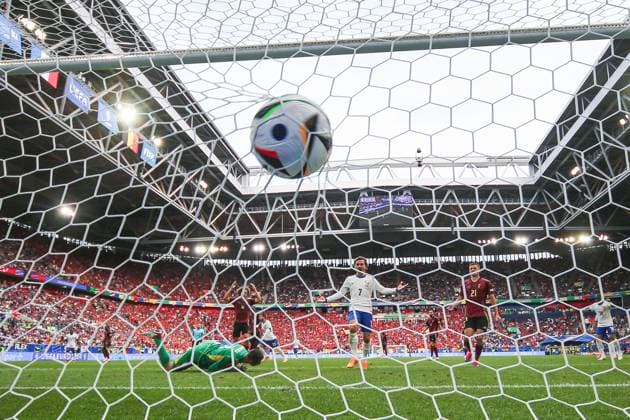 EM 2024: Frankreich - Belgien am 01.07.2024 in der Arena Düsseldorf in Duesseldorf Randal Kolo Muani (France 12) erzielt gegen Koen Casteels (Belgium 1) das Tor zum 1 zu 0
