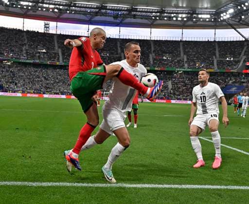 01.07.2024, Fussball UEFA EURO, EM, Europameisterschaft,Fussball 2024, Achtelfinale, Portugal - Slowenien, in der Frankfurt Arena Frankfurt am Main, v.l. Pepe (Portugal) gegen Jure Balkovec (Slowenien)